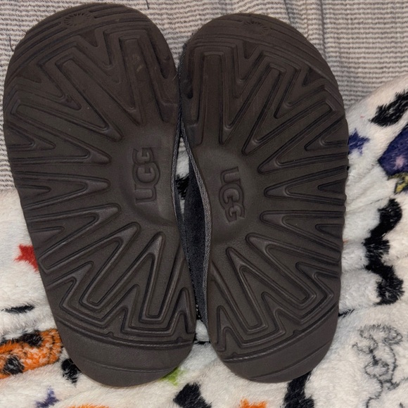 Kids UGG Gray Slippers - Picture 3 of 4